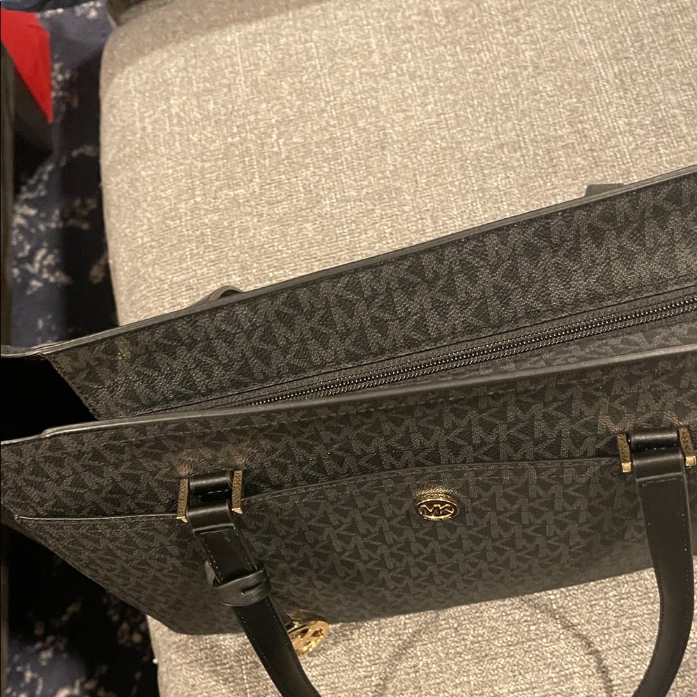 Michael Kors Large Maisie 2/1 Black Signature Tote. With logo snapin clutch NWOT - Picture 11 of 11